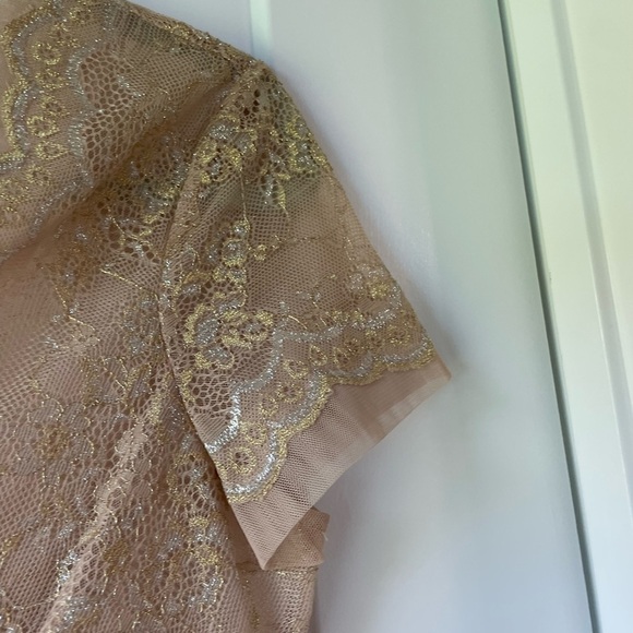 Y2K BCBG Max Azria Gold Lace V-neck Top Size Medium - Picture 9 of 9